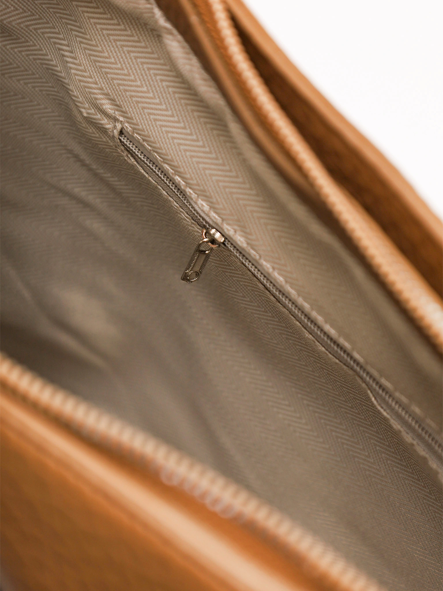 Сумка-тоут с карманом на кнопке и декоративным платком в ассортименте